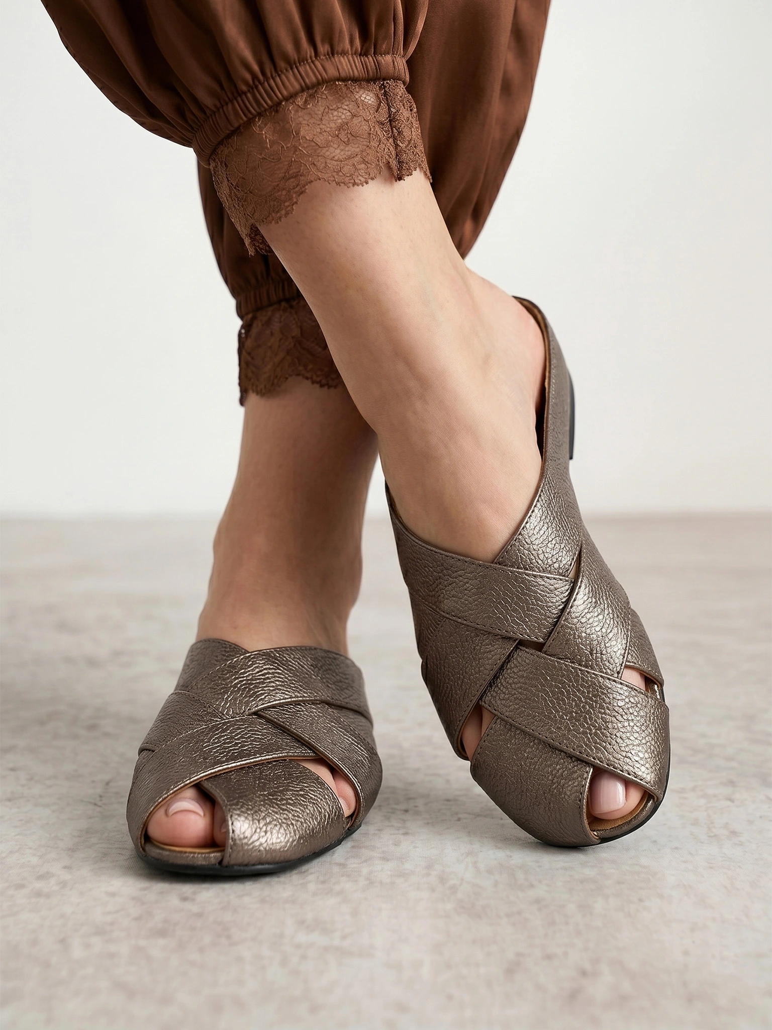 Сабо цвета серебра на венском каблуке